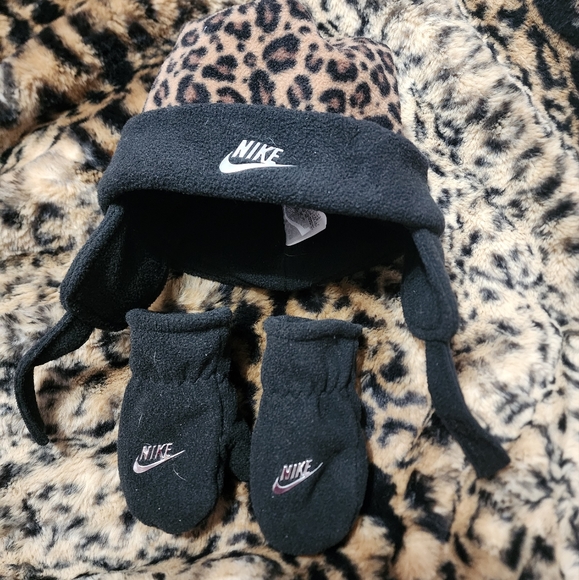 Nike Toddler Hat & Mittens set - Picture 1 of 1